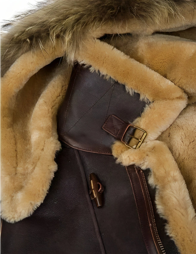Braune Lederjacke mit Fellfutter und Kapuze, goldene Schnalle, luxuriöses Design, warme Winterbekleidung, modisch und hochwertig.