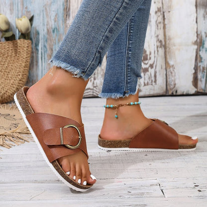 Flache Slip-On-Pantoletten mit Metalldetail | Ideal für den Sommer