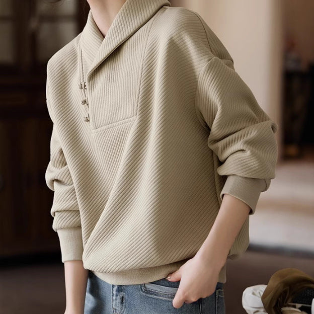 Beiger Pullover mit Knopfleiste, geripptem Stoff und langen Ärmeln, getragen von einer Person in blauen Jeans. Modetrend, lässiger Stil.