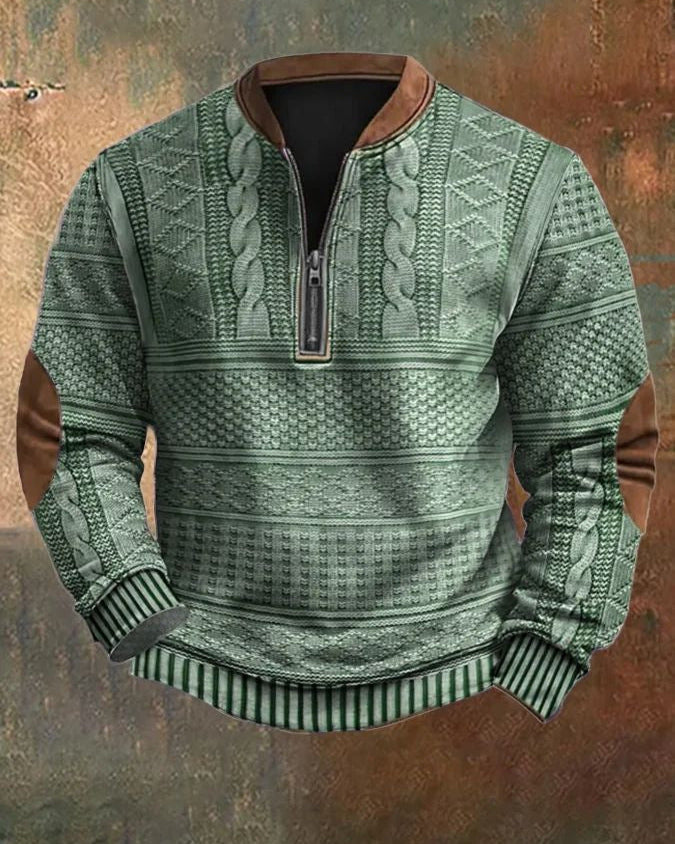 Grüner Strickpullover mit Zopfmuster, Reißverschluss und braunen Ellbogenpatches vor rustikalem Hintergrund. Herrenmode, Winterkleidung, stilvoller Pullover.