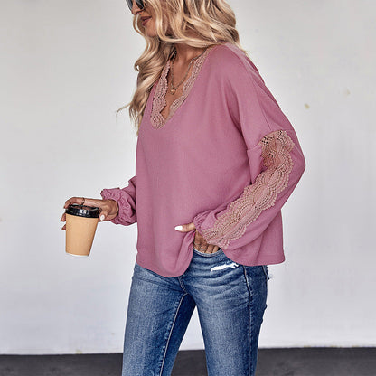 Frau in rosa Bluse mit Spitzenärmeln, hält Kaffeebecher, trägt Sonnenbrille und Jeans. Modetrend, Freizeitlook, Damenmode.
