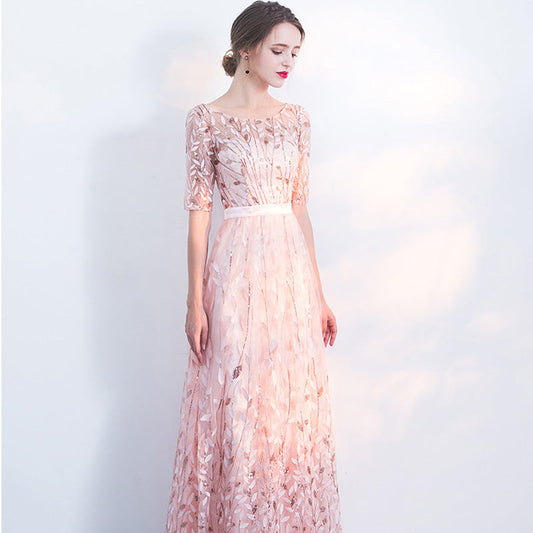 Elegantes Abendkleid in Rosa mit floralen Mustern, dreiviertel Ärmeln und Taillengürtel. Perfekt für formelle Anlässe und Hochzeiten.