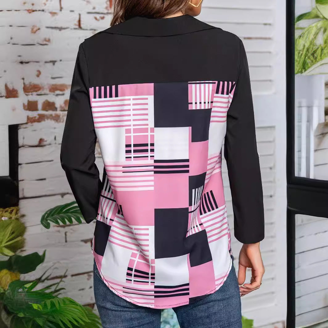 Frau trägt stilvolle Bluse mit geometrischem Muster in Schwarz, Weiß und Rosa. Modetrend, Damenmode, elegantes Design, Freizeitkleidung.