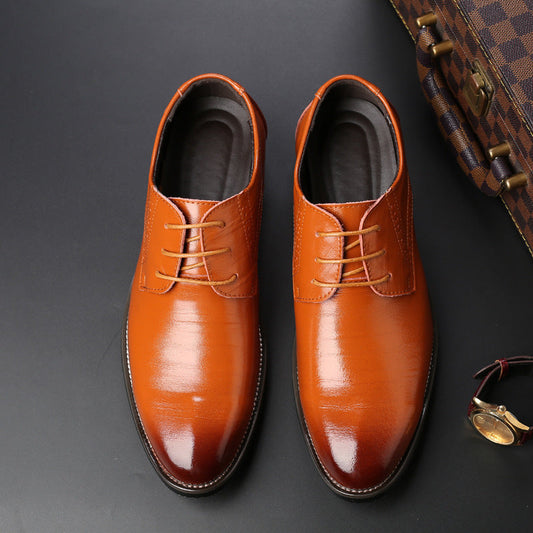 Hochglanz braune Lederschuhe für Herren, elegant und modern, auf schwarzem Hintergrund neben einem stilvollen Koffer platziert.