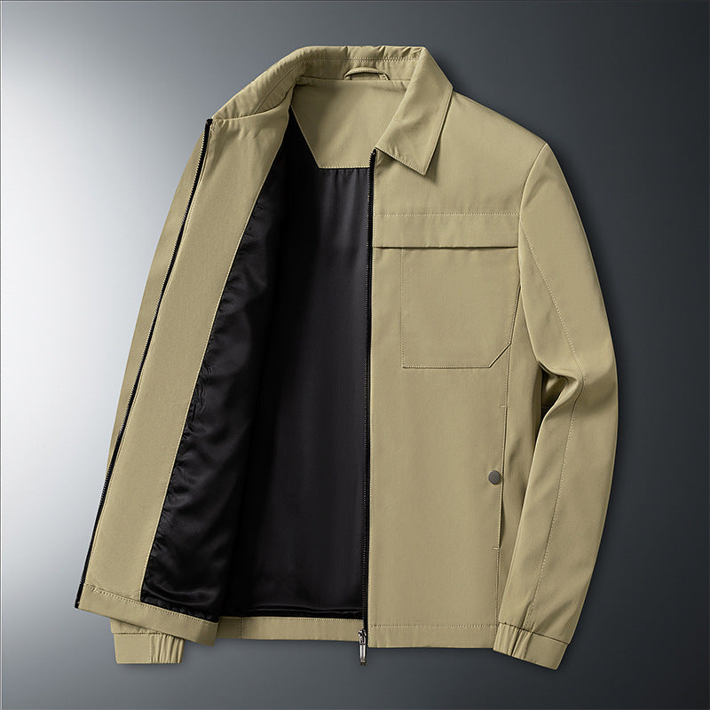 Beige Herrenjacke mit Reißverschluss, schwarzem Innenfutter und Brusttasche. Stilvolle Übergangsjacke, ideal für Frühling und Herbst.