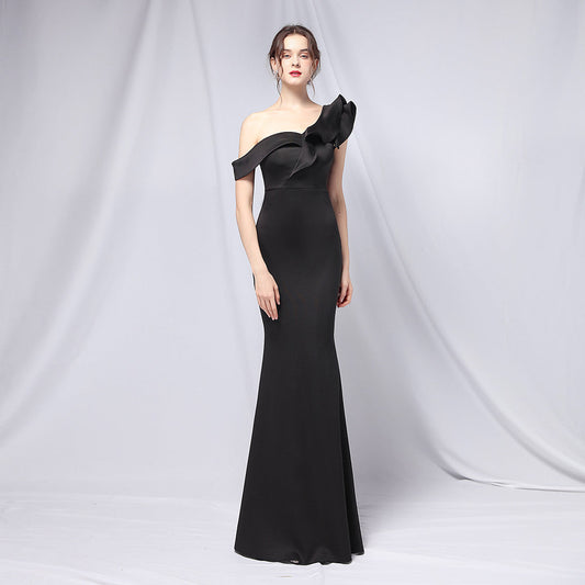 Elegantes schwarzes Abendkleid, schulterfrei mit asymmetrischem Rüschen-Design, ideal für formelle Anlässe und Galas.