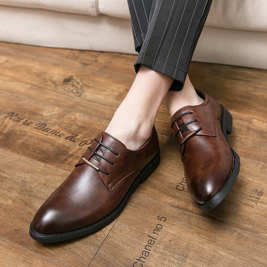 Braune Lederschuhe für Herren auf Holzboden, elegante Schnürschuhe, klassische Business-Schuhe, stilvolle Herrenschuhe, Modeaccessoire.