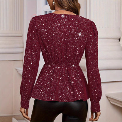 Frau in glitzernder, roter Bluse mit langen Ärmeln und schwarzer Lederhose, steht vor klassischer Architektur. Elegante Abendmode, glamouröser Look.