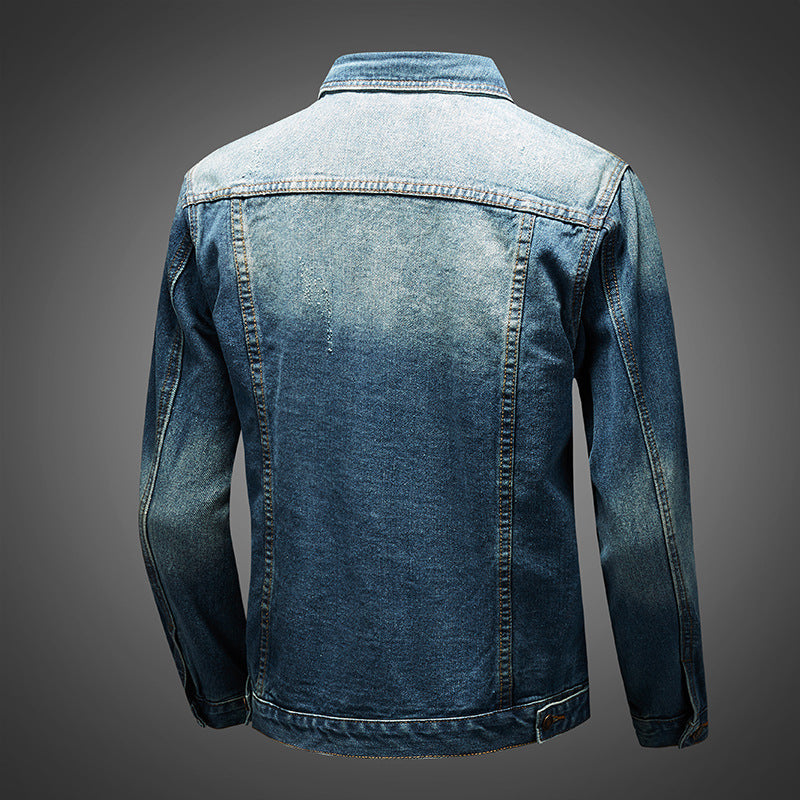 Rückansicht einer klassischen blauen Jeansjacke aus Denim, ideal für Herrenmode. Perfekt für lässige Outfits und zeitlosen Stil.