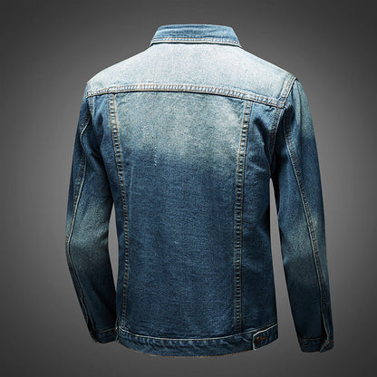 Rückansicht einer klassischen blauen Jeansjacke aus Denim, ideal für Herrenmode. Perfekt für lässige Outfits und zeitlosen Stil.