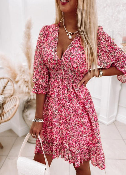 Kleines Florales Rüschen-Minikleid mit Smok-Detail | Ideal für den Sommer