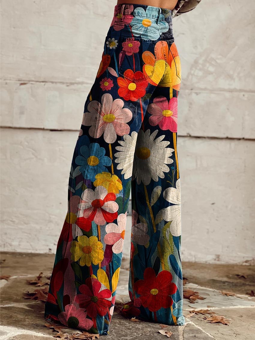 Bunte Schlaghose mit Blumenmuster, Damenmode, Vintage-Stil, Retro-Design, modische Kleidung, florales Muster, trendige Damenhose.