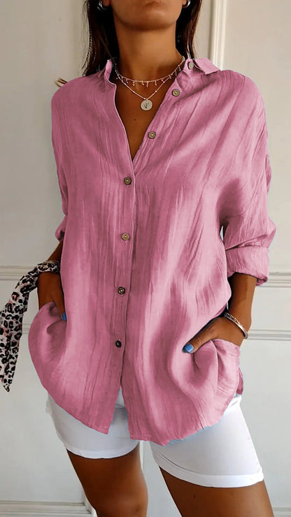 Frau in rosa Leinenbluse mit Knopfleiste und weißen Shorts, modisches Outfit, lässiger Stil, Sommermode, elegante Damenbekleidung.