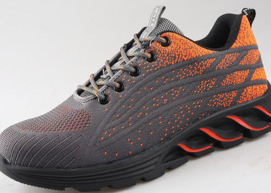 Grauer und orangefarbener Sportschuh mit atmungsaktivem Mesh-Obermaterial, rutschfester Sohle und Schnürsenkeln. Ideal für Laufen und Fitness.