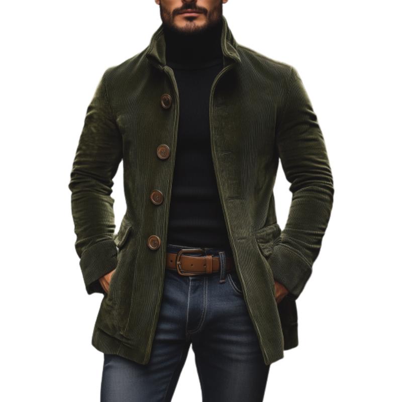 Grüner Cordmantel für Herren, stilvoll mit großen Knöpfen, kombiniert mit schwarzem Rollkragenpullover und Jeans. Elegante Herbstmode.