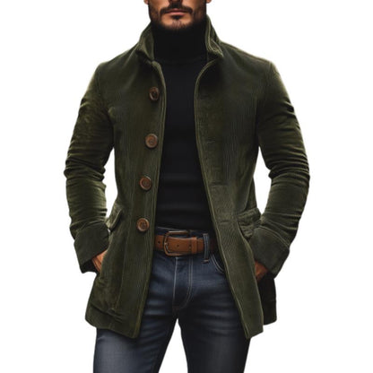 Grüner Cordmantel für Herren, stilvoll mit großen Knöpfen, kombiniert mit schwarzem Rollkragenpullover und Jeans. Elegante Herbstmode.