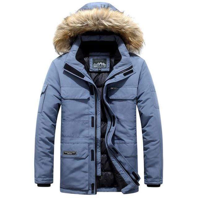 Blaue Winterjacke mit Kapuze und Kunstfellbesatz, warm gefüttert, ideal für kalte Temperaturen, modisch und funktional, Herrenbekleidung.