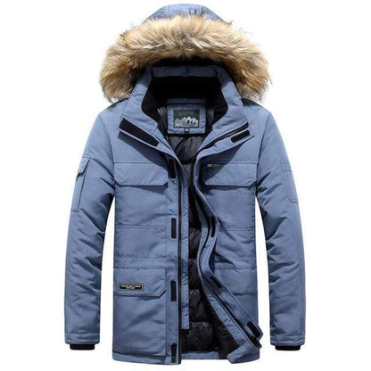Blaue Winterjacke mit Kapuze und Kunstfellbesatz, warm gefüttert, ideal für kalte Temperaturen, modisch und funktional, Herrenbekleidung.