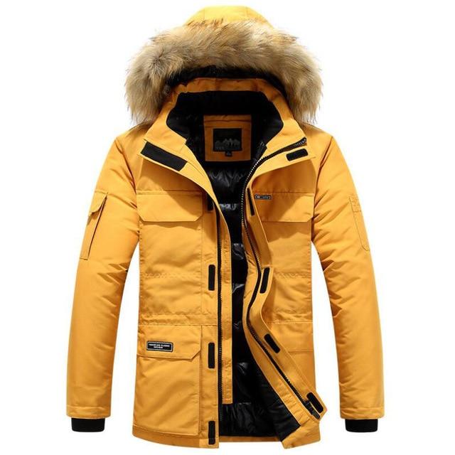 Gelbe Winterjacke mit Kapuze und Kunstfellbesatz, wasserdicht, warm gefüttert, ideal für Outdoor-Aktivitäten, modisches Design, Herrenbekleidung.