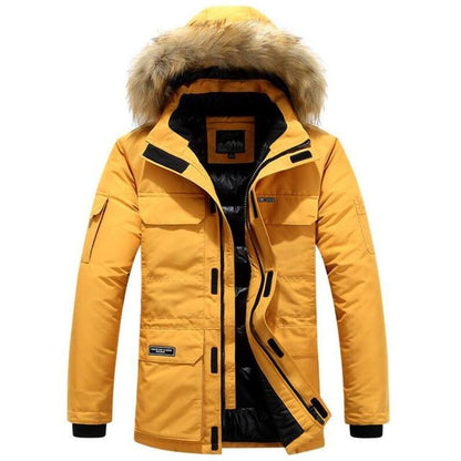 Gelbe Winterjacke mit Kapuze und Kunstfellbesatz, wasserdicht, warm gefüttert, ideal für Outdoor-Aktivitäten, modisches Design, Herrenbekleidung.