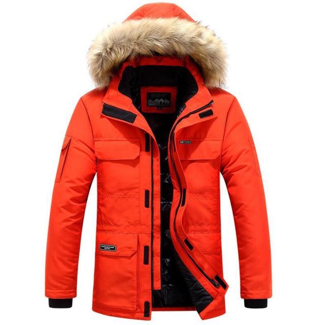 Rote Winterjacke mit Kapuze und Kunstfellbesatz, wasserdicht, warm gefüttert, ideal für Outdoor-Aktivitäten, Herrenmode, funktional und stilvoll.