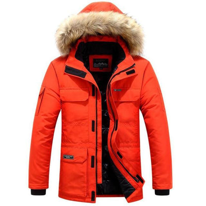 Rote Winterjacke mit Kapuze und Kunstfellbesatz, wasserdicht, warm gefüttert, ideal für Outdoor-Aktivitäten, Herrenmode, funktional und stilvoll.